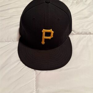 Pittsburgh Pirates low profile fitted hat. Size 7 1/2